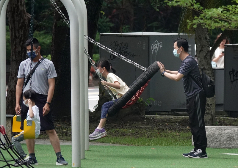 民眾在公園活動。 （中央社記者鄭傑文攝 ）
