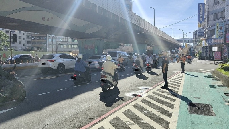 新北市三重區台1線中山高架道路往忠孝橋方向，20日發生聯結車載送鋼梁翻覆事故致部分道路封閉。經動員警義交疏導，21日上午車流大致順暢。（圖源：中央社）