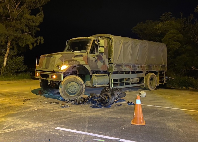 陸軍八軍團43砲指部軍用大貨車晚間在屏東枋山鄉與機車發生擦撞，82歲的機車騎士頭部有外傷，但意識清楚，無生命危險。（圖源：中央社）