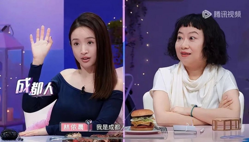 林依晨（左）在中國節目舉手說「我是成都人」。（圖擷取自微博）