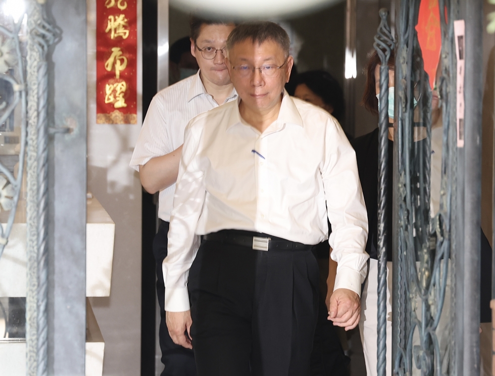 柯文哲離開住處赴廉政署。（圖／中央社）