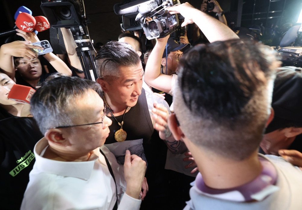 柯文哲無保請回 陳之漢迎接。（圖／中央社）