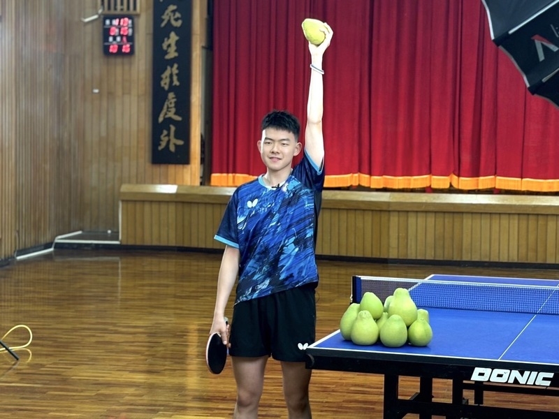 參加巴黎奥運、外號「柚子同學」的桌球好手高承睿替農業部農糧署站台拍攝影片推薦。（圖源：中央社）