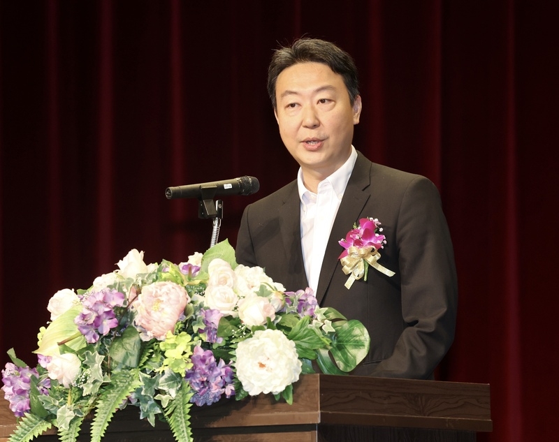 交通部2日舉行新任部長交接，新任部長陳世凱於台上致詞。（中央社提供）