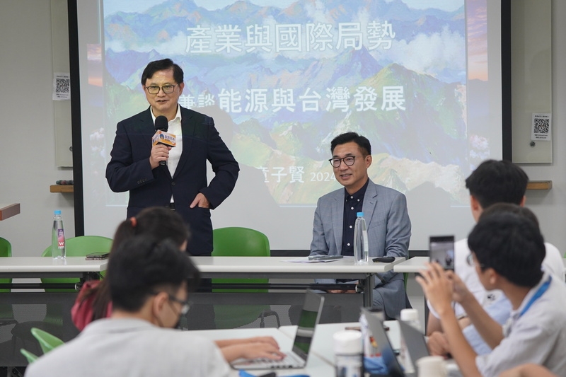 國家氣候變遷對策委員會副召集人童子賢（後左）表示，將核電排斥在綠能外，這樣的能源政策過於「好高騖遠」。（中央社提供）