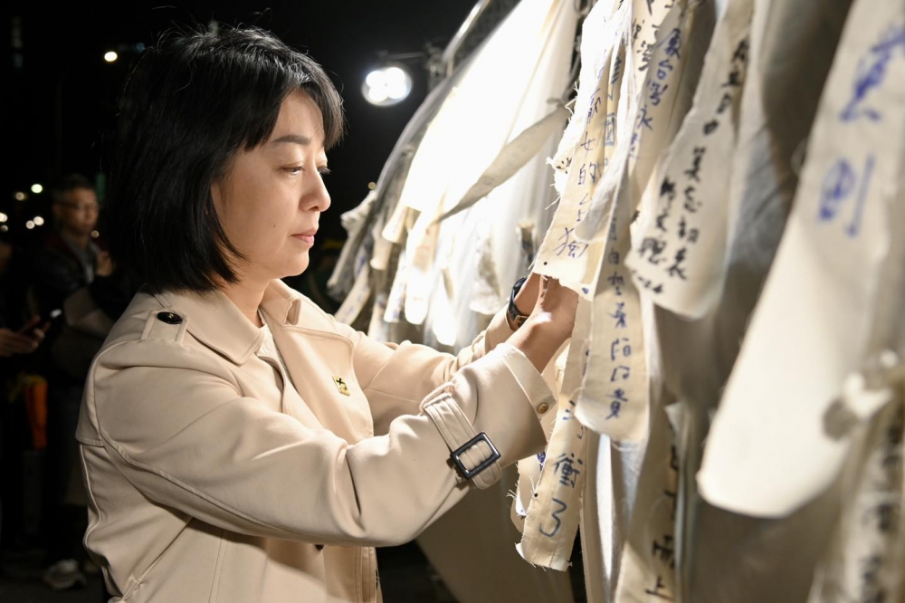 時代力量黨主席王婉諭發文悼念一名疑似遭網路霸凌而墜樓身亡的民眾黨支持者。（圖源：王婉諭／Facebook）