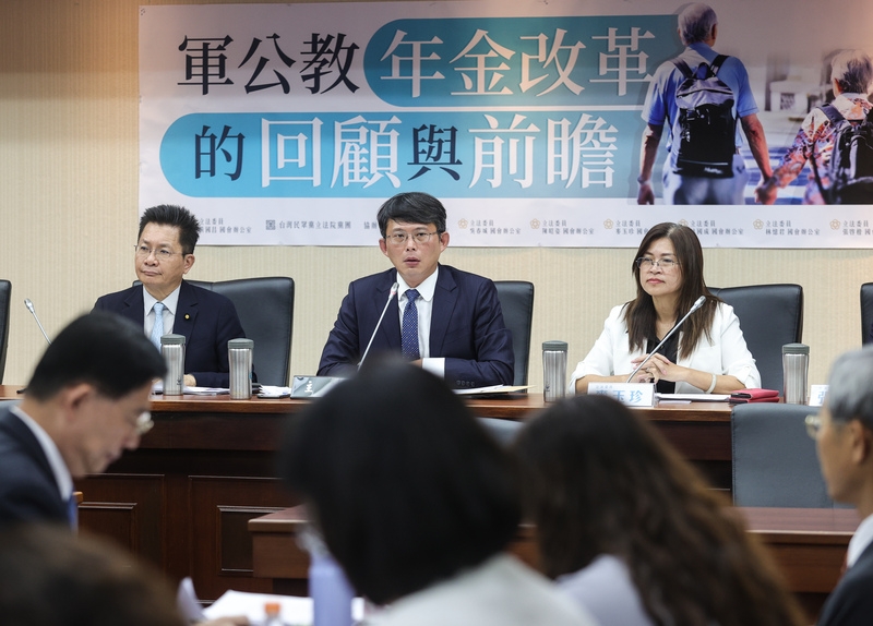 台灣民眾黨立委黃國昌（後中）、吳春城（後左）、麥玉珍（後右）2日在立法院舉行「軍公教年金改革的回顧與前瞻」公聽會，邀請專家學者、民團代表等共同與會。（中央社提供）