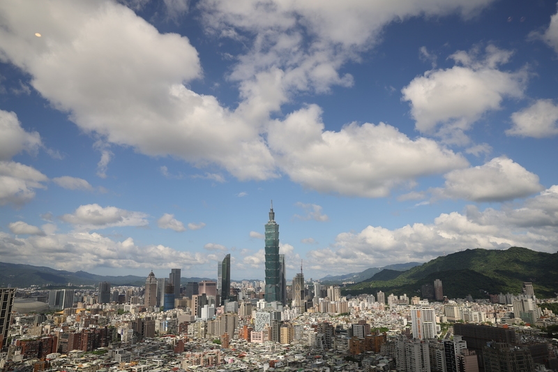 圖為午後從遠企中心辦公大樓眺望台北市景。( 中央社記者王飛華攝 )