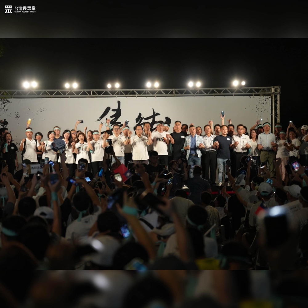 民眾黨8日晚間在立法院旁的濟南路發起首場公民開講活動，捍衛黨主席柯文哲清白與程序正義，超過萬人支持者紛紛到場聲援。（圖擷取自民眾黨臉書）