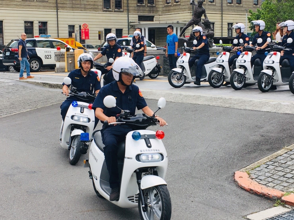 北市警察局為落實環保政策，自2018年開始採購電動機車，目前已有6成以上警用機車都是電動車。（圖擷取自北市警察局網站）