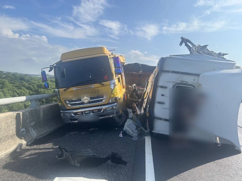 國道拖吊故障大貨車 2駕駛慘遭砂石車撞擊身亡。（圖／中央社）