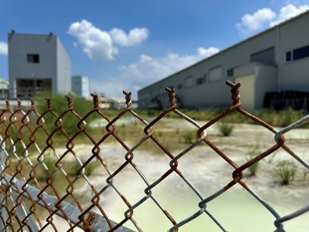 民團與立委表示，學甲爐碴案逾2/3未清除，籲檢調調查。（圖擷取自監督施政聯盟臉書）