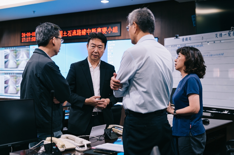 陳世凱（左二）昨因蘇花公路崇德至和仁鐵公路中斷，至台鐵應變中心。擷取自中央社（交通部提供；記者余曉涵傳真）。