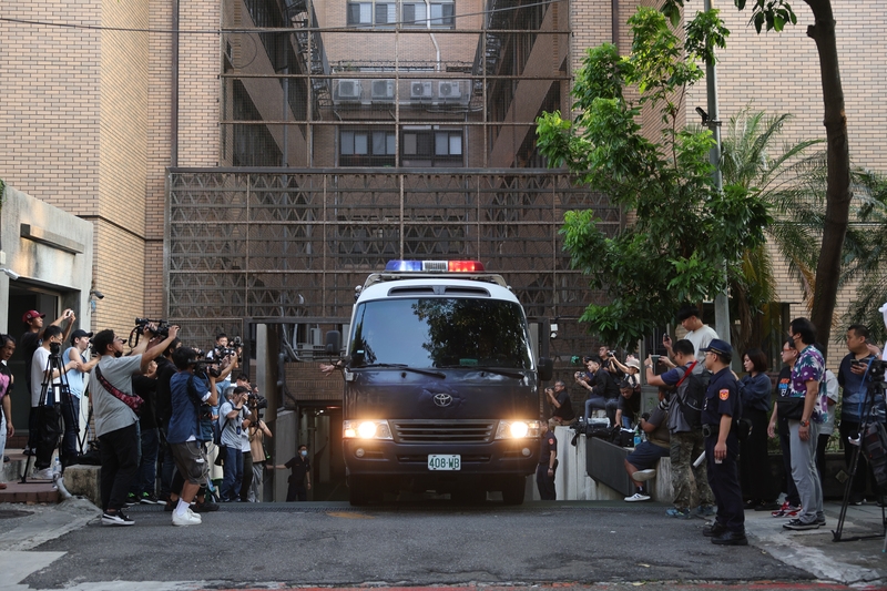 台北地檢署偵辦京華城案，10日下午提訊在押的民眾黨主席柯文哲，訊問約2.5小時後還押台北看守所，眾多媒體在囚車道旁守候。（中央社提供）