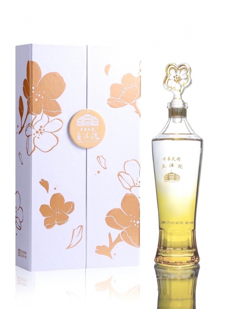 兩屆改版的立法院紀念酒出現梅花概念在瓶頭上。（圖源：立法院）