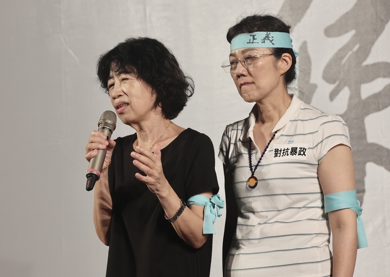 民眾黨主席柯文哲妻子陳佩琪（左）12日下午接受媒體專訪時抱怨，檢廉帶她去開保險箱時，還特別交代不可以對外講，結果今天卻登上媒體。（中央社提供）