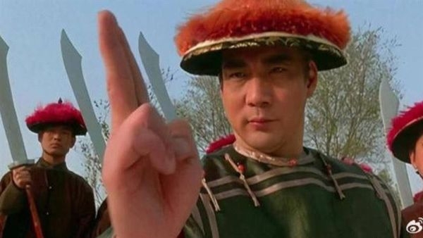 武俠片巨星徐少強15日被證實因食道癌離世消息，他在1992年出演周星馳電影《武狀元蘇乞兒》一角「趙無忌」（圖），讓他聲名大噪。（圖擷取自微博）