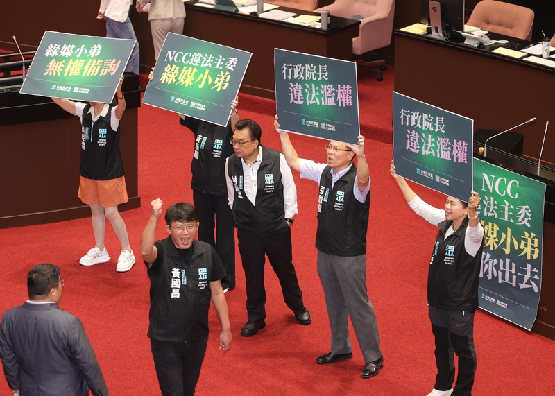 民眾黨立委抗議行政院長濫權，立委黃國昌（圖中）要求NCC代主委翁柏宗離開議場。（中央社提供）