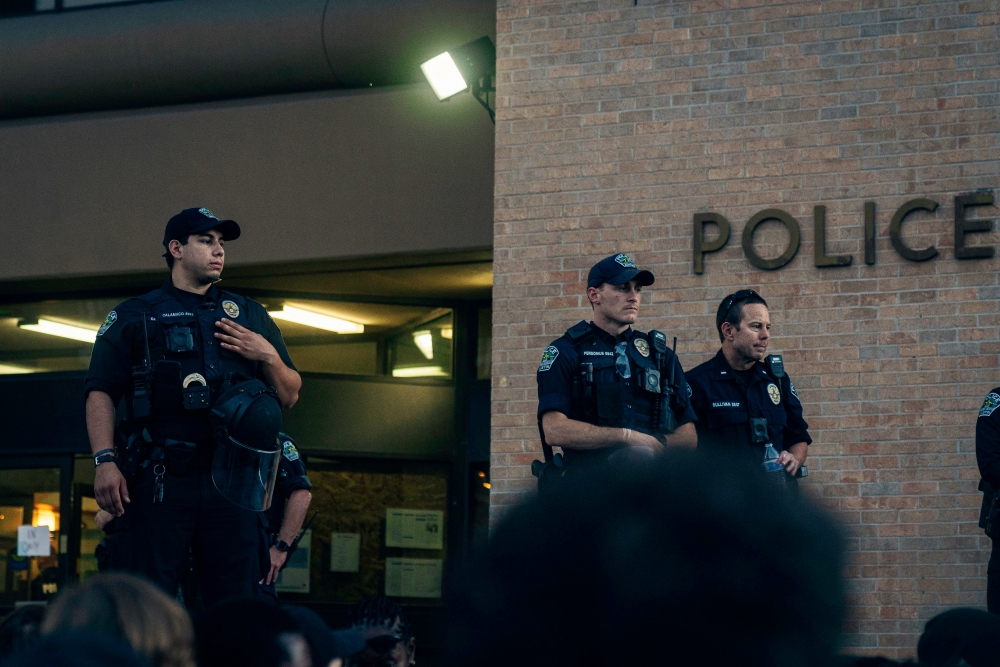 美國警察示意圖（來源：Photo by Charles Fair on Unsplash）