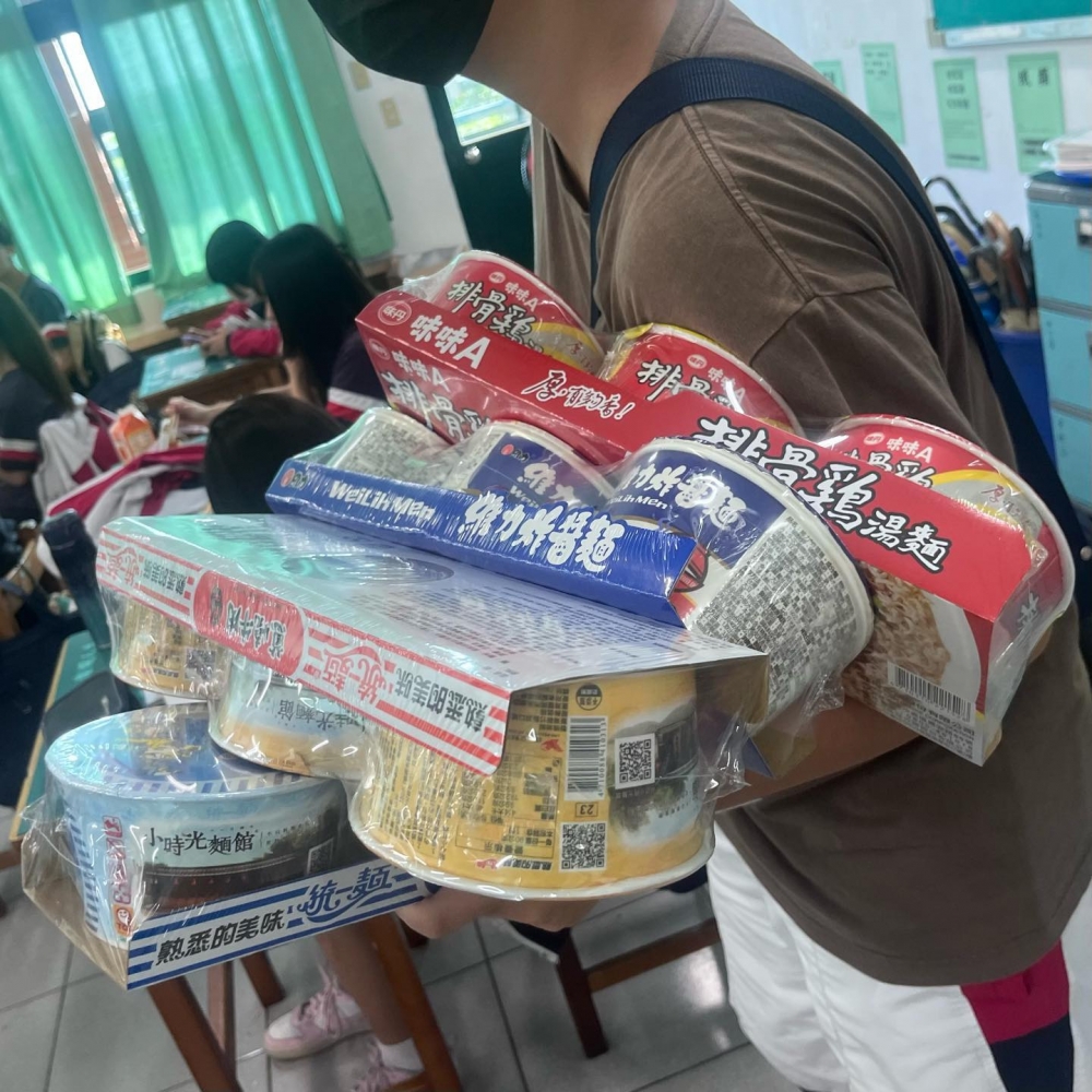 有高三女同學商業腦筋動得快，每天都會到連鎖賣場採購多組泡麵到學校販售，提供不同口味給同學們做選擇，並以「19元價格的泡麵，用30元售出」，雖然引起網友熱議，並大讚有生意頭腦，但PO文的女同學卻在今（24）日指出，一直被校方要求刪除貼文。（圖源：155._.ying／Threads）