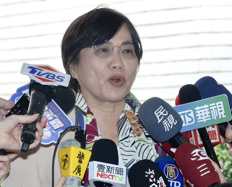 內政部擬修正辦法成立「物資大隊」負責因應平時災害需求以及戰時民生物資管理調度，內政部長劉世芳接受媒體聯訪做出回應。（圖源：中央社記者張皓安攝）