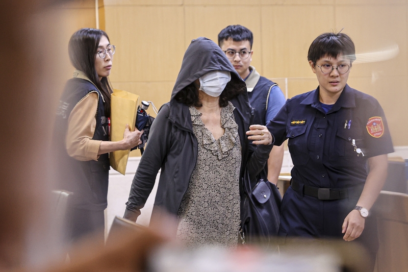 台北地檢署偵辦超思進口雞蛋案，24日指揮調查局搜索超思、亮采、農業部及中央畜產會等單位，超思公司負責人秦語喬（中）25日凌晨在法警戒護下移送北檢複訊。（中央社提供）