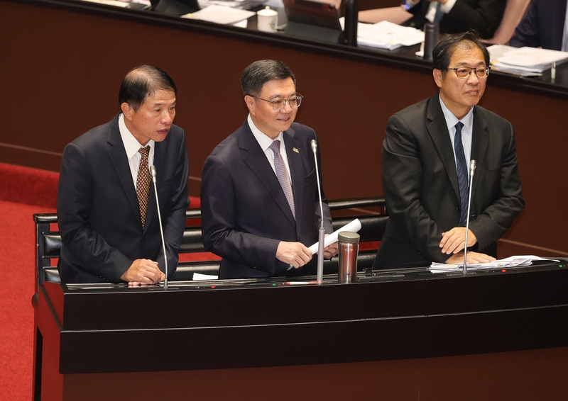 圖為國家通訊傳播委員會（NCC）代理主委翁柏宗（左）。（中央社提供）