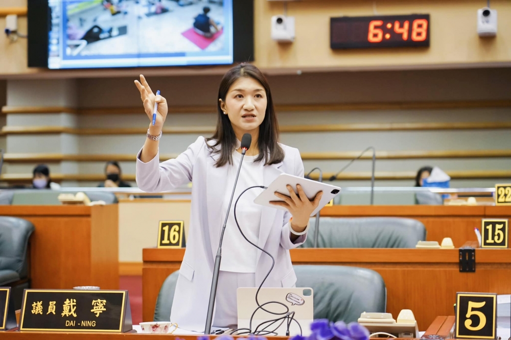 嘉義市議員戴寧涉詐助理費，一審遭重判10年6月，不服上訴，二審則改口認罪，願繳回不法所得431萬多元。（圖擷取自戴寧臉書）