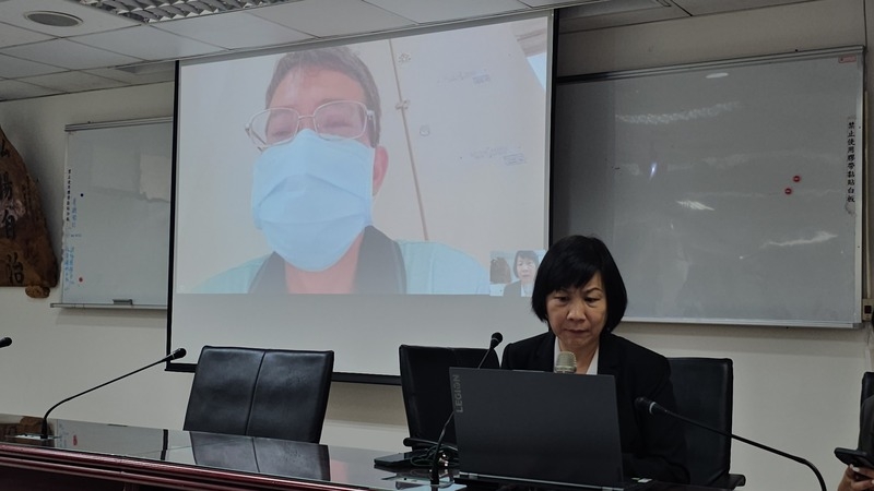 新北國中生命案，被害者父親30日在民進黨議員石一佑（右）協助下，接受媒體視訊採訪，他數度泣不成聲表示，這種判決誰能夠接受，一定會上訴。（中央社提供）
