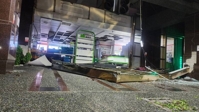颱風山陀兒侵襲帶來風雨，高雄鼓山一間統一超商內3人盡力擋住玻璃門，但仍不敵強風被吹倒，整間店瞬間滿目瘡痍。（中央社提供）