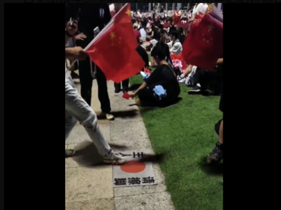 日本國旗被中國人印上「主人請擦腳」。圖／擷取自x「李老師不是你老師」