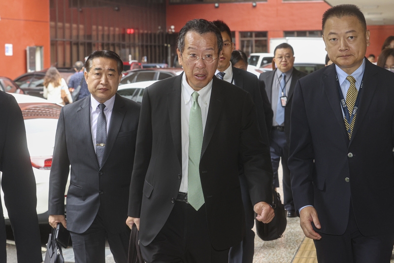 立法院4日繼續進行施政總質詢，國防部長顧立雄（中）上午赴立院備詢。（中央社提供）