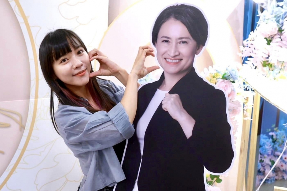 民進黨高雄市立委黃捷近日入選《TIME》（時代雜誌）所公布「次世代百大人物」（TIME100 NEXT）「領袖人物」的名單中，成為台灣第8位入選的政治人物；對此，黃捷今（4）日受訪回應，感謝副總統蕭美琴的推薦撰文，自己會繼續為人權價值努力，並以蕭美琴為榜樣能夠在國際外交替台灣發聲，讓世界看見臺灣。（圖源：黃捷／Facebook）