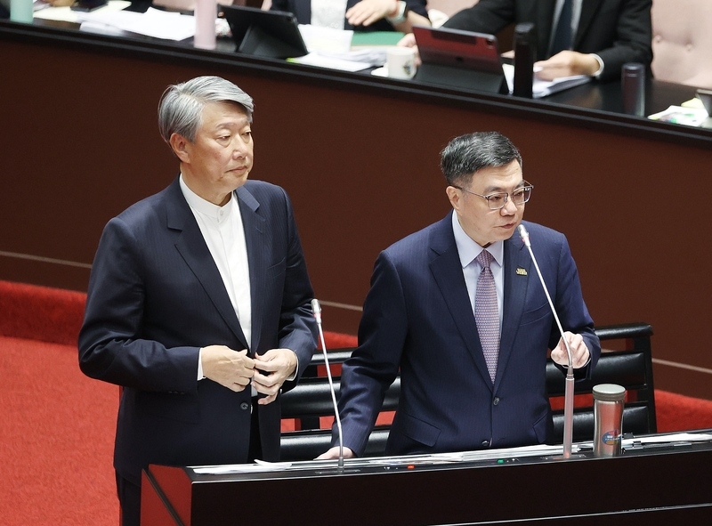 圖左為經濟部長郭智輝。（中央社提供）