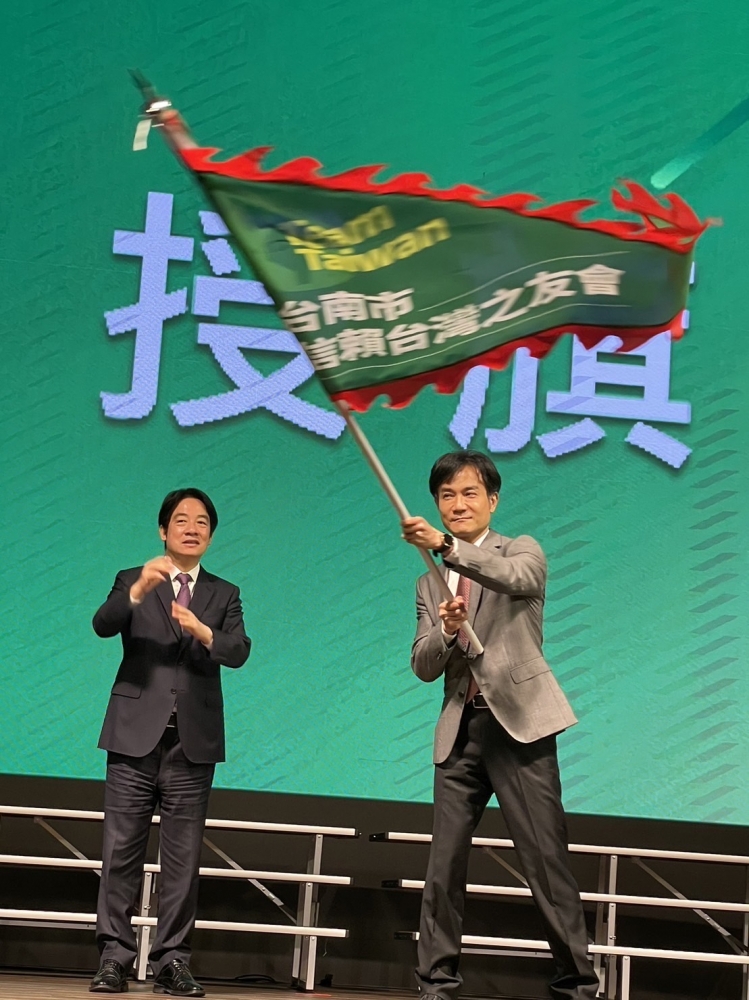資策會董事長黃仲銘（右）傳出打破慣例要求支薪，國民黨立委王鴻薇今指出，黃仲銘就是「信賴之友會」台南分會長。（圖擷取自王鴻薇臉書）