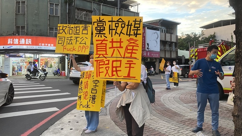 民眾黨主席柯文哲因涉京華城弊案遭羈押，「鐵草集結 土城挺柯」活動5日傍晚在新北市土城區展開，力挺柯文哲的群眾手持各式標語向街頭過往人車表達訴求。（中央社提供）