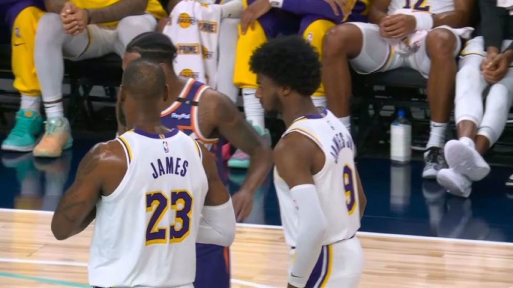 NBA美國職籃今（7）日季前熱身賽，由洛杉磯湖人對上鳳凰城太陽，洛杉磯湖人當家球星「詹皇」詹姆斯（LeBron James）與兒子布朗尼（Bronny James）於第二節同時上場，完成NBA史上首對「父子同場」的畫面。（圖源：Hoop Central）