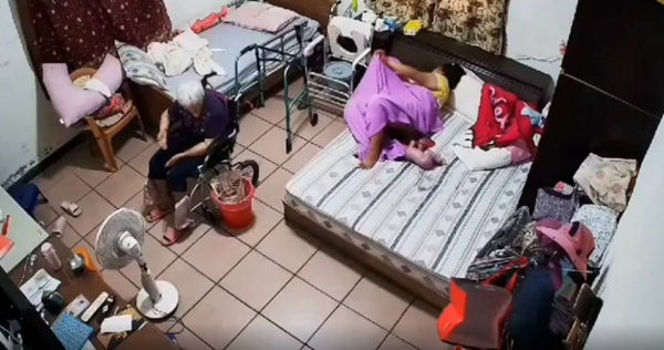 一名網友家中請女移工來當阿嬤的看護，沒想到女移工竟躺在阿嬤床上自行產子，且全程都被監視器拍下。（圖擷取自爆料公社APP）