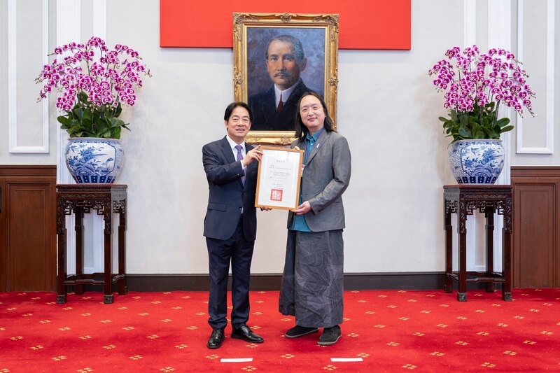 總統賴清德（左）7日致送資政、國策顧問及無任所大使聘書，前數位發展部部長唐鳳出任無任所大使。（總統府提供，中央社傳真）