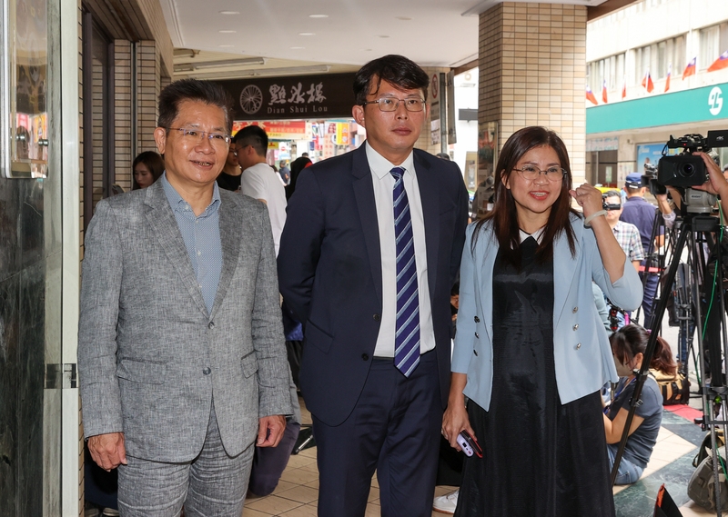 114年度中央政府總預算案卡關未解，立法院長韓國瑜和行政院長卓榮泰促成朝野黨團會商，11日在點水樓餐廳舉行。民眾黨立法院黨團總召黃國昌（前中）、副總召吳春城（前左）與幹事長麥玉珍（前右）前往餐廳。（中央社提供）