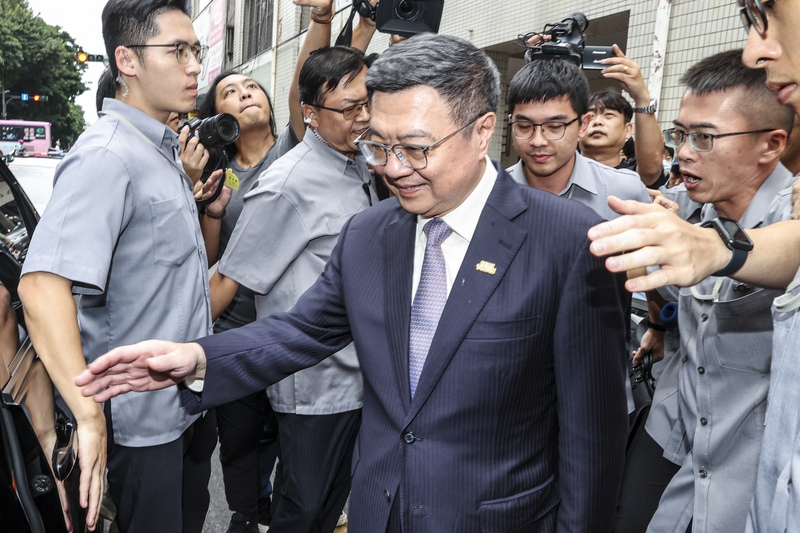 114年度中央政府總預算案卡關，行政院長卓榮泰（前中）與立法院長韓國瑜為化解僵局，11日邀請朝野黨團幹部餐敘，卓榮泰會後步出餐廳直接搭車離去，並未受訪。（中央社提供）