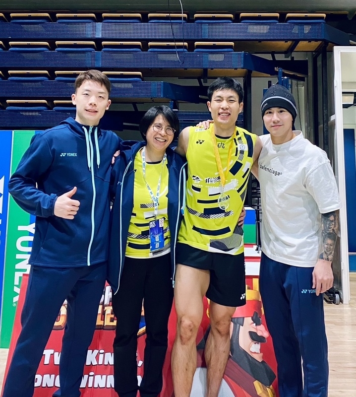 台灣羽球一哥周天成（右2）13日拿下BWF芬蘭北極羽球公開賽男單冠軍。他特別感謝楊博涵（右1）、劉廣珩（左1）、高敏珊（右2）全力幫忙。（圖源：中央社／高敏珊提供）