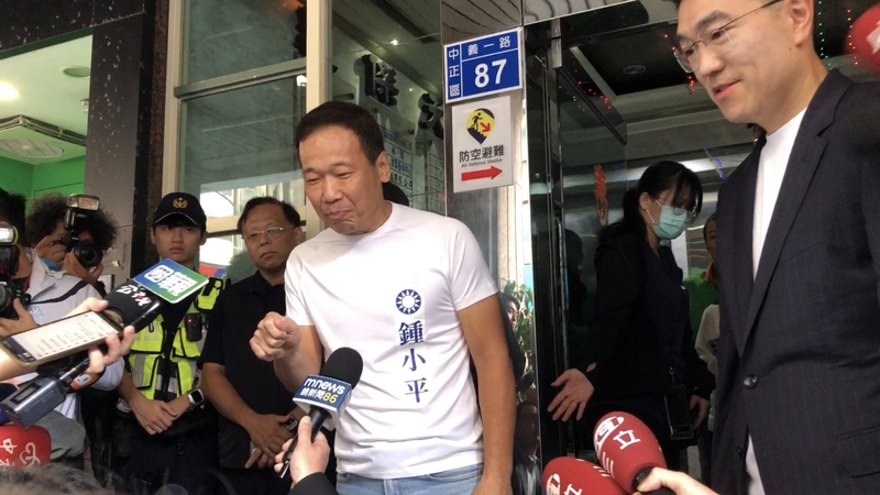 鍾小平服務處慘遭放置「一坨大便」。圖／中央社