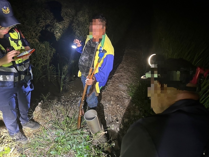 花蓮卓溪鄉2名男子14日深夜相約打獵，天色昏暗視線不佳，誤認黑影為山豬開槍，不料應聲倒地的是另1獵人，送醫不治，警方獲報後立即趕赴現場。（圖源：中央社）