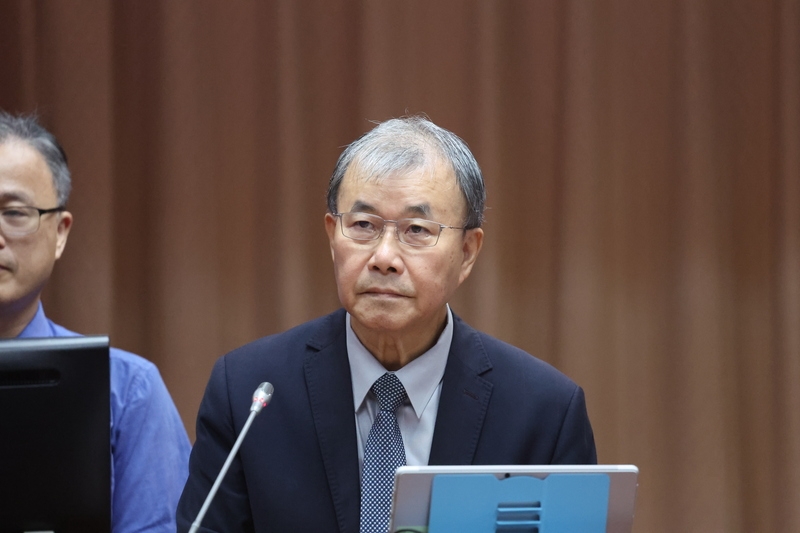 高中發放青年服勤同意書，疑似要動員參戰。教育部長鄭英耀16日到立法院教育及文化委員會作業務概況報告，針對此事引起家長恐慌致歉，並重申目的是協助避難引導等勤務，不會讓學子上戰場。（中央社記者王飛華攝）