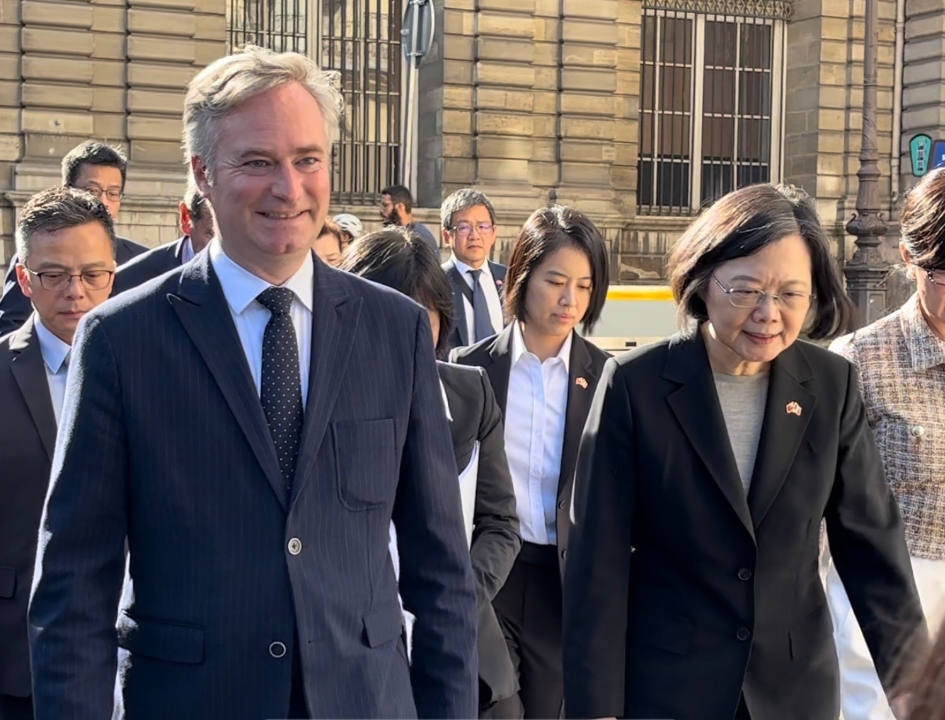 勒莫因（左）領蔡英文（右）和國會議員一同用餐。中央社提供（記者曾婷瑄攝）。經本報裁剪。