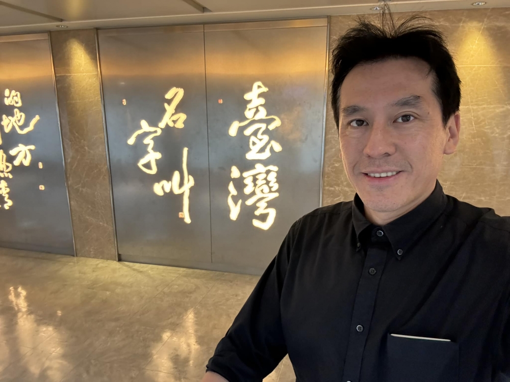 資深媒體人黃暐瀚近日在政論節目稱「柯文哲曾問曾任檢察官的國民黨立委吳宗憲，詢問被扣押的USB能否被檢方破解」，遭國民黨立委吳宗憲打臉，「如果有人要搭舞台，從法律制度面去消費柯文哲，那我是絕對不會配合演戲」。（圖擷取自黃暐瀚臉書）