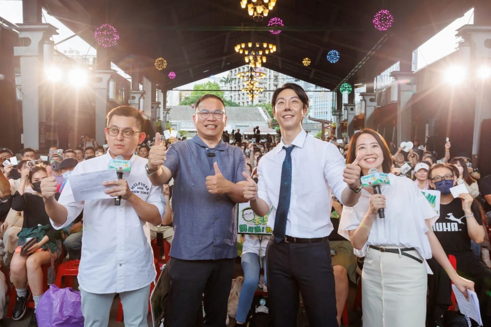 民進黨政策會執行長王義川（左二）、發言人吳崢（右二）自爆常被民眾投訴，據悉民進黨主席賴清德為此親自訓誡兩人。（圖擷取自吳崢臉書）