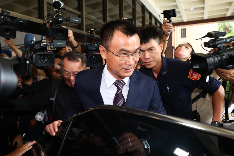台北地檢署偵辦超思與亮采進口雞蛋案，28日以被告身分傳喚前農業部長陳吉仲（前）等到案，偵訊約2小時後請回。陳吉仲面對媒體提問均未回應。（中央社提供）