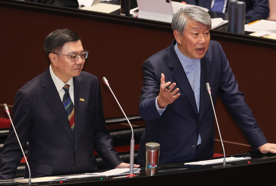 卓榮泰(左)、郭智輝(右)。中央社提供(記者謝佳璋攝)。經本報裁剪。